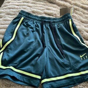 NWT women’s Nike loose fit basketball shorts size Small